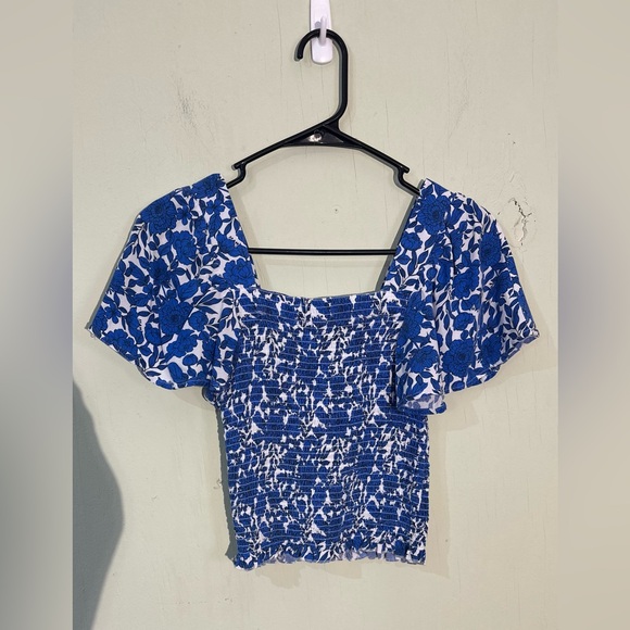 Japna Tops - Japna blue and white floral smocked puff sleeve blouse crop top size small